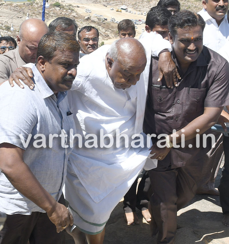 ಶ್ರವಣಬೆಳಗೊಳ: ಕಾಲ್ನಡಿಗೆಯಲ್ಲೇ ವಿಂಧ್ಯಗಿರಿ ಹತ್ತಿದ ಹೆಚ್.ಡಿ. ದೇವೇಗೌಡ